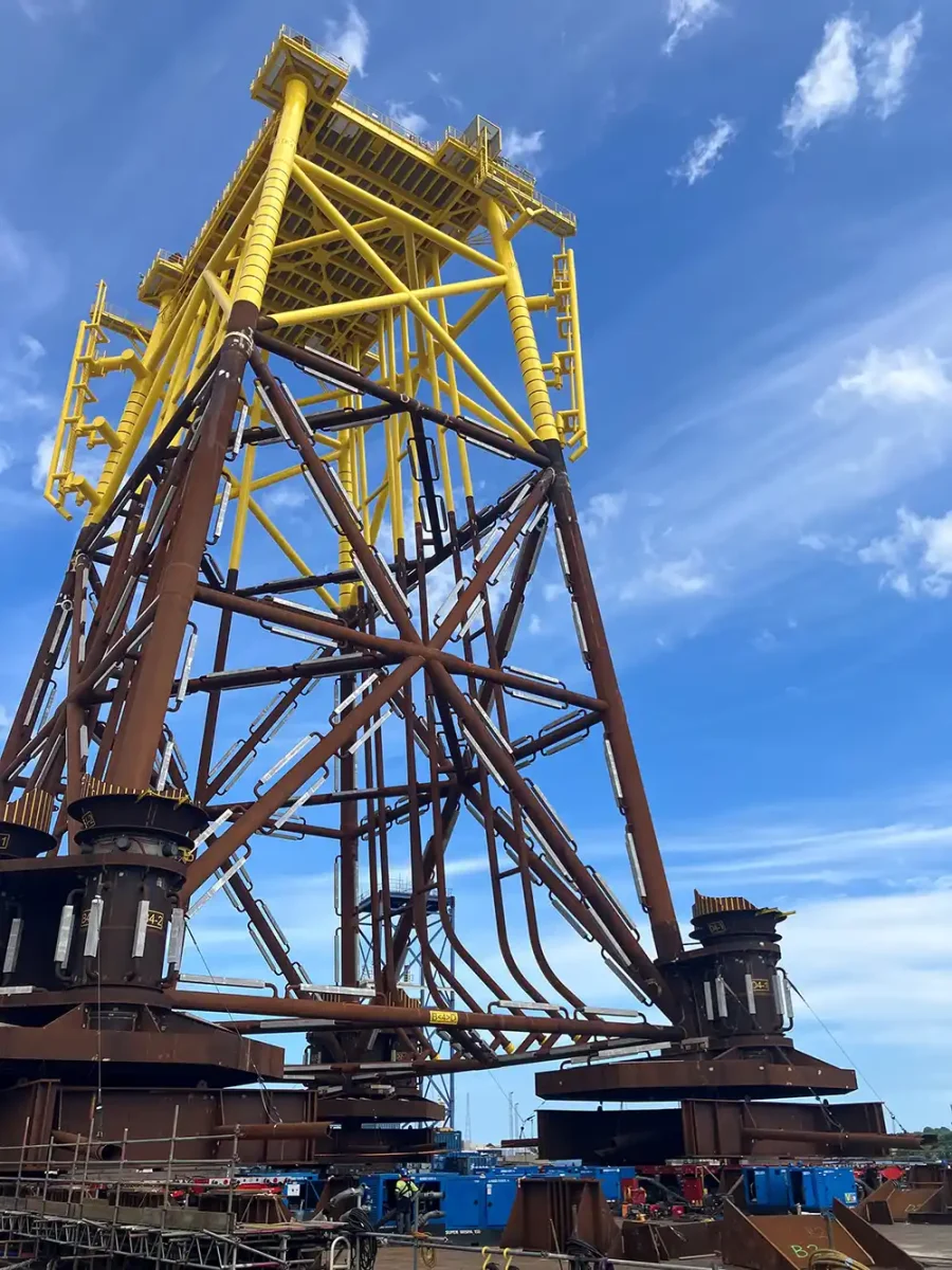 Precise ballasting on the River Tyne โ 3,000-tonne module load-out